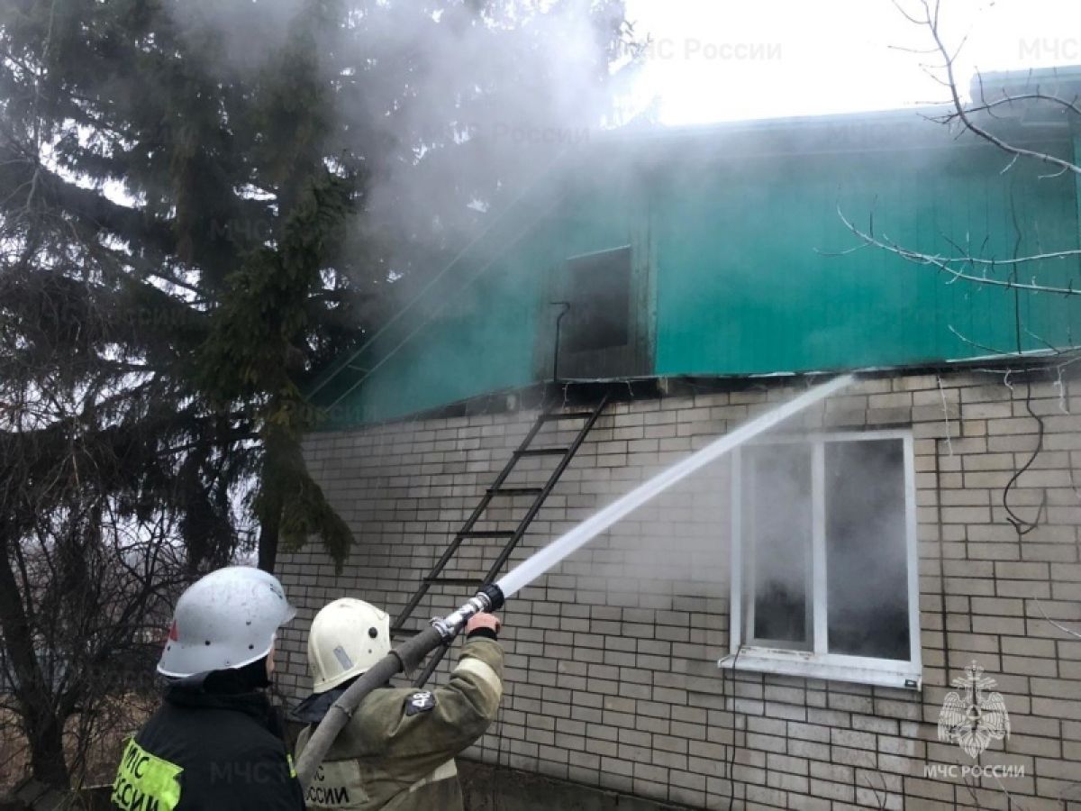 В Колпне пожарные спасли кошку из огненной ловушки     В Колпне вчера, 4 декабря, загорелся частный кирпичный дом. Пожарным удалось предотвратить полное уничтожение имущество, а также спасти кошку.  ↗  Прислать новость   Подписаться