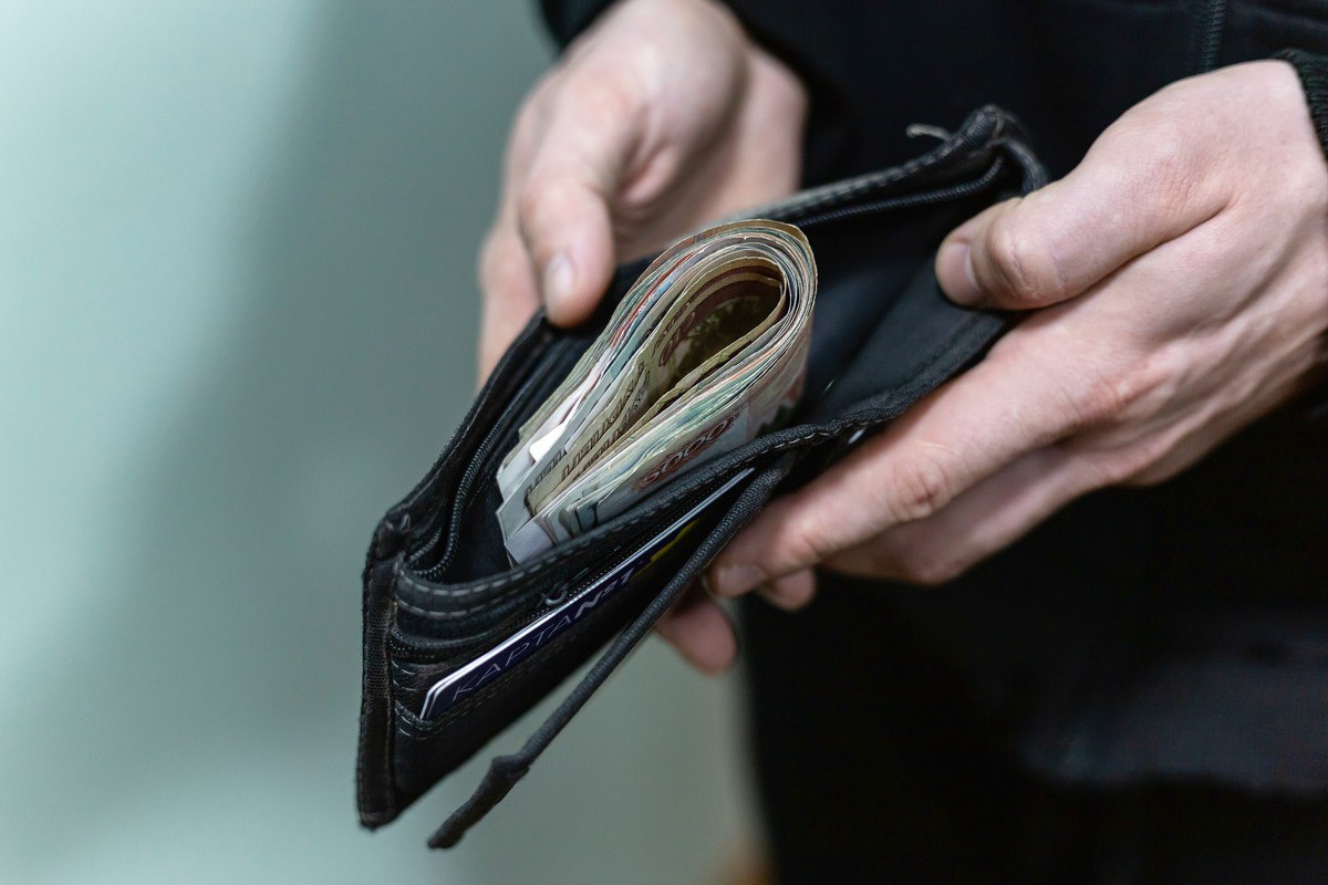 Житель города Назарово лишился части пенсии из за плохо читаемых записей в трудовой книжке Именно тем объяснили свое решение специалисты регионального отделения Фонда пенсионного и социального страхования в 2024 году некоторые записи и печати сложно разобрать есть неточности потому эти строчки попросту не включили в общий трудовой стаж Прокуратура направила исковое заявление в суд Там были представлены доказательства что заявитель действительно трудился на указанных предприятиях После чего трудовой стаж пожилого человека увеличился более чем на пять лет Ему должны сделать перерасчет пенсии и выплатить недостающую сумму Подписаться на kpkrsk