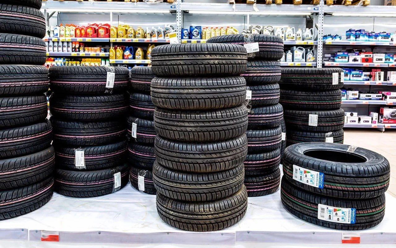 Как сильно подорожали автомобильные шины в России  Пресс-служба Ikon Tyres рассчитала подорожание шин по отношению к 2023 году по наиболее популярным размерам с посадочным диаметром 15 и 16 дюймов. Оказалось, что в среднем шины стали стоить дороже на 9–11%, однако динамика напрямую зависит от конкретного типоразмера, а также от модели шины и от сегмента, к которому она относится.  «Основными причинами роста цен по рынку в целом можно обозначить динамику цен на сырьё, изменение стоимости логистики, изменение курса рубля, рост транзакционных издержек, связанных с импортом сырья и готовой продукции, в частности из Китая, общий рост затрат производителей и сбытовых компаний  в частности, рост зарплат и налоговой нагрузки . В любом случае, рост цен на зимние шины в 2024 году находится ниже уровня фактической инфляции в стране», — пояснили в Ikon Tyres.