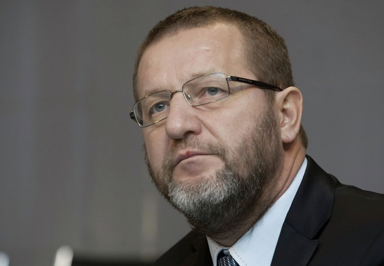 Вице премьер РФ Альфред Кох признан экстремистом Бывший член правительства России Альфред Кох внесен в список террористов и экстремистов По данным Росфинмониторинга в перечень также попали адвокат Николай Полозов публицист Игорь Эйдман и журналист Александр Морозов Кох с марта по август 1997 года был заместителем председателя Правительства РФ Чиновник покинул должность из за уголовного дела возбужденного за злоупотребление должностными полномочиями признаны иноагентами на территории РФ Подписывайся на Голос страны