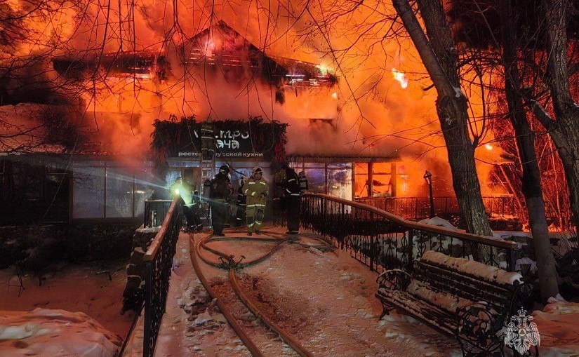 Пожар в камчатском кафе Гастро Дача локализован Огонь охватил территорию около 400 квадратных метров Камчатские пожарные локализовали возгорание в деревянном двухэтажном кафе в городе Елизово На место происшествия приехали около 40 человек Подробности по ссылке   kamtime ru article ea4fca51 61b5 42c1 bc88 4b2d177504b7