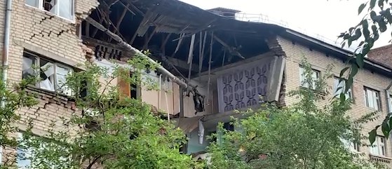 В Чите обрушилась часть здания общежития Часть здание общежития сегодня обрушилась в Чите. Следователи проводят доследственную проверку. Речь идет о пустующем общежития техникума по улице Бабушкина. Здание в настоящий момент не эксплуатируется, в результате инцидента никто не пострадал. Руководитель следственного управления СК России по Забайкальскому краю Алексей Вольный поручил провести доследственную проверку. Следователи осмотрят место происшествия, установят владельцев здания, получат объяснения должностных лиц, ответственных за его...