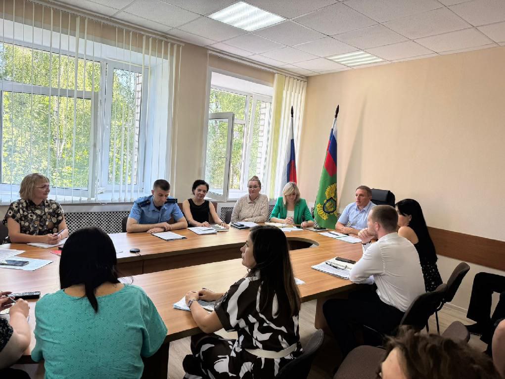 В рамках работы по антикоррупционному просвещению работником Ярославской межрайонной природоохранной прокуратуры проведена лекция в Верхне-Волжском межрегиональном управлении Росприроднадзора. ‼ В ходе выступления освещены вопросы урегулирования конфликта интересов на государственной гражданской службе, порядок и сроки уведомления о приеме на работу бывшего государственного служащего.