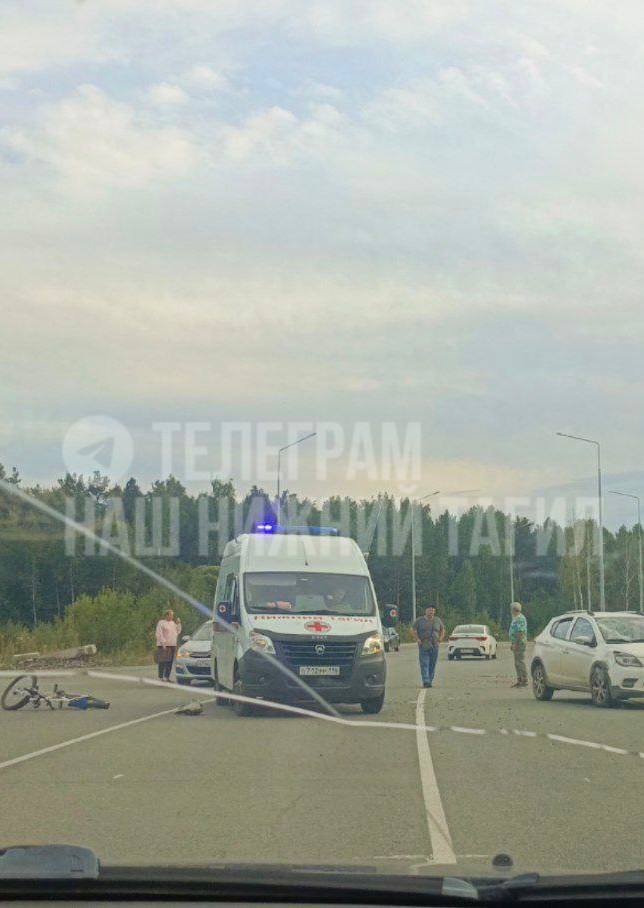 Велосипедистку сбили у полигона НТИИМ  По словам читателя, женщина попала под машину и потеряла сознание на перекрестке между садом «Черемушки» и дорогой со стороны Гальянки. На месте аварии нашли телефон с играющей музыкой.  Водитель якобы сигналил ей, но она не реагировала. Позже приехала скорая помощь и забрала женщину.  Если вы знакомы с ситуацией, пишите нам  .    Подписаться       Дать «буст»