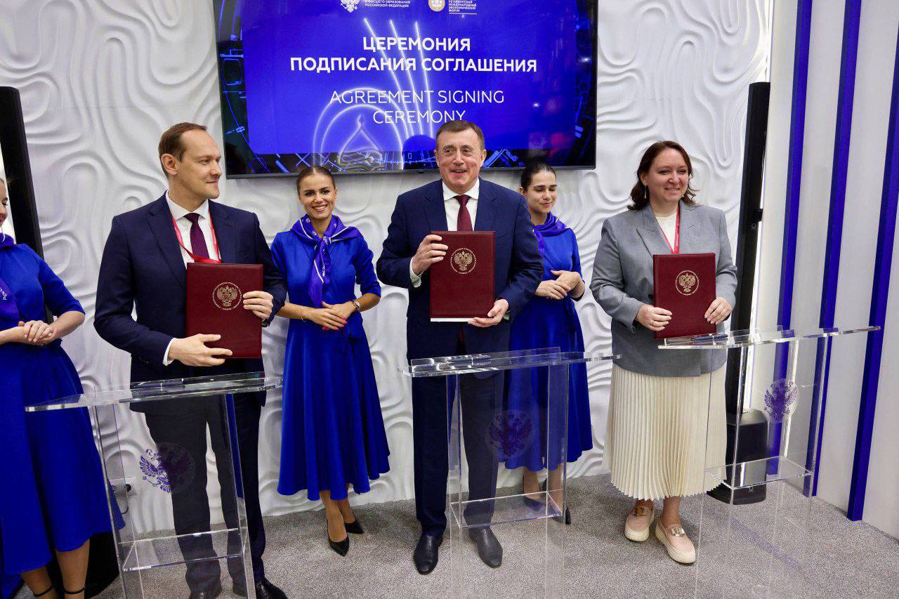 На Сахалине при участии Росреестра откроется школа пространственных данных Соответствующее соглашение было подписано в рамках Петербургского международного экономического форума. Национальная система пространственных данных НСПД – глобальный проект всероссийского масштаба, который объединяет в себе множество данных о земле и объектах недвижимости. Сахалинские власти в 2024 году первыми в России внесли мастер-план в НСПД. Мы совместно с Росреестром и Московским государственным университетом геодезии и картографии на базе нашего островного вуза открываем первую в России региональную школу по подготовке кадров для Национальной системы пространственных данных. Специалисты Дальневосточного федерального округа и всей страны будут повышать здесь свою квалификацию и обучаться новым геоинформационным технологиям. В дальнейшем создадим соответствующую кафедру и начнем обучение студентов по новому перспективному направлению. Так наши юные земляки получат доступ к еще одной современной специальности, — отметил губернатор Сахалинской области Валерий Лимаренко. Школа будет состоять из четырех модулей: Базовые основы геодезии, картографии и практические навыки использования НСПД Основы мастер-планирования Цифровизации градостроительной деятельности Особенности картографии и земельно-имущественного комплекса Единая цифровая платформа НСПД обеспечивает работу 20 цифровых сервисов, к которым в этом году добавится еще 6. Это позволит эффективно решать широкий спектр задач: от планирования развития территорий до выбора земельных участков для индивидуального строительства.