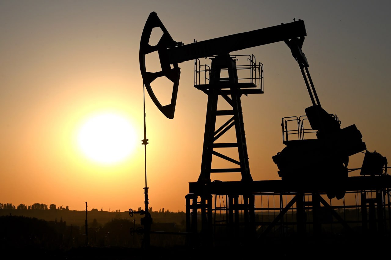 Оренбургнефть по результатам геологоразведки прирастила запасы углеводородов почти на 160 Геологи Оренбургнефти входит в структуру Роснефти открыли два новых нефтяных месторождения Молодёжное на Скворцовском участке и Южно Веселовское на Ясногорском Кроме того в пределах уже разрабатываемых месторождений обнаружено девять новых залежей Работы велись с использованием сейсморазведки 3D и современных методов интерпретации данных Вклад в прирост ресурсной базы внесли переоценка запасов доразведка слабоизученных участков и внедрение новых технологий Сейчас предприятие разрабатывает 110 месторождений применяя горизонтальное и наклонно направленное бурение для повышения дебитов и коэффициента извлечения нефти Благодаря системной работе Оренбургнефть ежегодно обеспечивает более 100 восполнения добычи за счёт прироста запасов Подробнее Подпишись на MASHNEWS