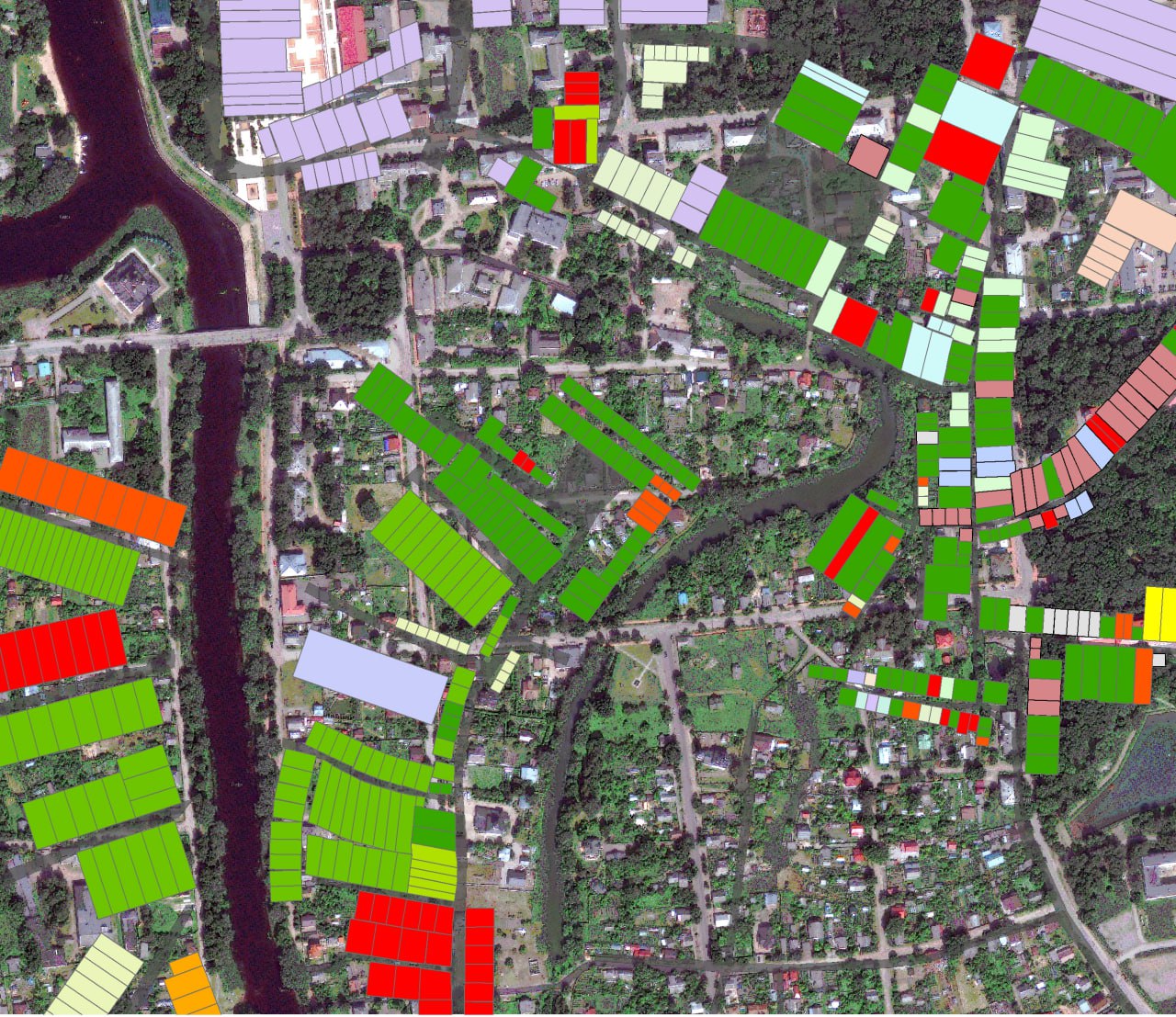 Учёные НовГУ создали цифровую 3D карту Старой Руссы образца 1600 х годов Проект представили заведующая кафедрой истории России и археологии Елена Торопова доцент Андрей Гринёв старший преподаватель Кирилл Самойлов и директор Центра археологических исследований Сергей Торопов Геоинформационная система ГИС Историческая топография Старой Руссы в раннемодерную эпоху инструмент который помогает развивать город защищая его прошлое Карта помогает строить объекты в историческом городе так не уничтожая археологические ценности скрытые под землёй Охрана культурного слоя древнерусских городов особенно тех которые сейчас находятся на территории жилых населённых пунктов один из самых сложных вопросов в сфере сохранения наследия пояснил Кирилл Самойлов Такие памятники имеют определённую специфику сложные сочетания разнообразных характеристик культурного слоя на разных участках наличие древних некрополей расплывчатость и сложная динамика городской черты Всё это затрудняет планирование спасательных археологических исследований при строительстве новых объектов влияет на развитие города Законодательные инициативы последних лет говорят о том что основой сохранения таких памятников должны стать историко археологические опорные планы включающие информацию об особенностях освоения различных городских территорий в древности Для крупных городов такие попытки уже предпринимались Для малых городов таких как Старая Русса нет Подробнее на сайте Обзор работы сделан при грантовой поддержке Минобрнауки России в рамках Десятилетия науки и технологий Наука Археология Подписывайся на НовГУ в МАХ   Голосуй за канал