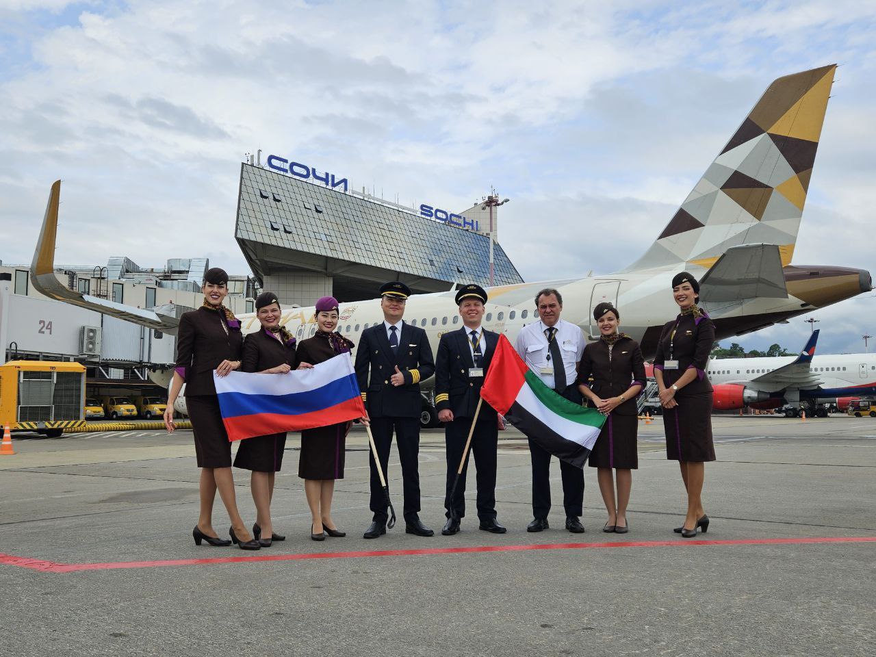 В аэропорту Сочи встретили борт Etihad Airways, который совершил первый рейс в аэропорт Сочи из Абу-Даби. Сочи теперь третий российский город после Москвы и Санкт-Петербурга , куда начала летать Etihad Airways. Рейсы будут выполняться по вторникам, четвергам и воскресеньям на самолетах Airbus A320. ТК Краснодар Подписаться