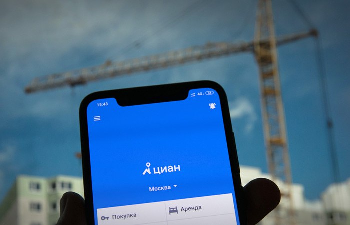 Циан в III квартале нарастил выручку на 29 скорр EBITDA в 2 3 раза МКПАО Циан по итогам III квартала получила выручку в 4 1 млрд рублей что на 29 выше показателя аналогичного периода 2024 года сообщила компания Скорректированная EBITDA в отчетном периоде выросла в 2 3 раза до 1 1 млрд рублей Маржа показателя составила 28 увеличившись на 12 п п Выручка оказалась чуть выше консенсус прогноза Интерфакса а EBITDA на уровне ожиданий Ранее опрошенные аналитики прогнозировали выручку в 4 04 млрд рублей скорр EBITDA 1 08 млрд рублей МКПАО Циан также повысила собственный прогноз по рентабельности скорректированной EBITDA и ожидает этот показатель на уровне 22 23 Кроме того компания уточнила прогноз роста выручки по верхней границе и теперь ожидает динамику в 16 17 ifax go