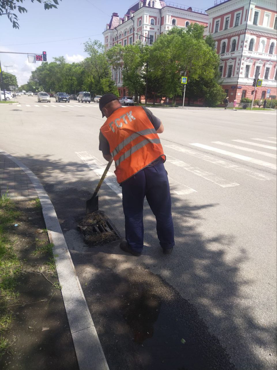 Ещё в нескольких районах города сотрудники ГСТК устранили последствия циклона Забившиеся после дождя ливневые решётки очистили вручную на улицах: Калинина от Краснофлотской до кольцевой развязки; Калинина от Институтской до Воронкова; Мухина от Ленина до Игнатьевского шоссе; Горького; Зейской; Ленина; Амурской. С помощью вакуумной техники откачали воду скопившуюся по адресам: Ленина, 283; Ленина, 1; Шимановского – Раздольная; Новотроицкое шоссе – Институтская. Напомним, что специалисты ГСТК могут включить в план работ те аварийные участки, о которых сообщили жители города. Для этого можно оставить заявку в ЕДДС: 202-112