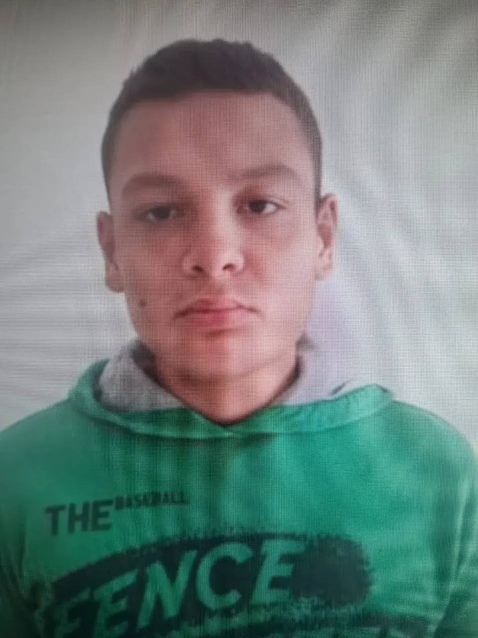 В Краснодаре разыскивают 17 летнего подростка Иван Мацнев 21 декабря ушёл из Детской краевой клинической больницы В УМВД по Краснодару уточняют ранее парень был помещён в социально реабилитационный центр для несовершеннолетних Приметы рост 180 см славянской внешности плотного телосложения темно русые кучерявые волосы родинка на правой щеке Был одет бело голубая мастерка синие джинсы коричневые ботинки Все кто располагает какой либо информацией о разыскиваемом лице могут сообщить об этом по телефонам 7 901 888 11 02 или 102   Быть в курсе Мы в MAX