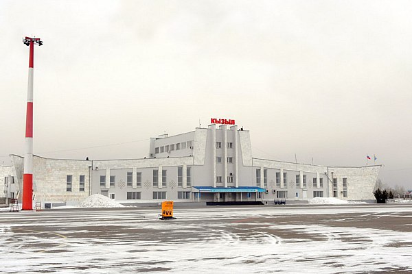 Аэропорт Кызыла включили в перечень пунктов пропуска по электронной визе Воздушный пункт пропуска в аэропорту Кызыла включен в перечень погранпунктов где иностранцы могут въезжать в Россию по единой электронной визе Об этом сообщает ТАСС со ссылкой на пресс службу кабинета министров В России появился еще один погранпункт где при въезде в страну иностранцы смогут использовать единую электронную визу Распоряжение об этом подписал председатель правительства Михаил Мишустин Речь идет о воздушном пункте пропуска расположенном в аэропорту Кызыла столицы Республики Тыва говорится в сообщении Пункт пропуска в столице Тувы стал 107 м погранпунктом в стране где доступна эта упрощенная процедура въезда aviaru net n291791