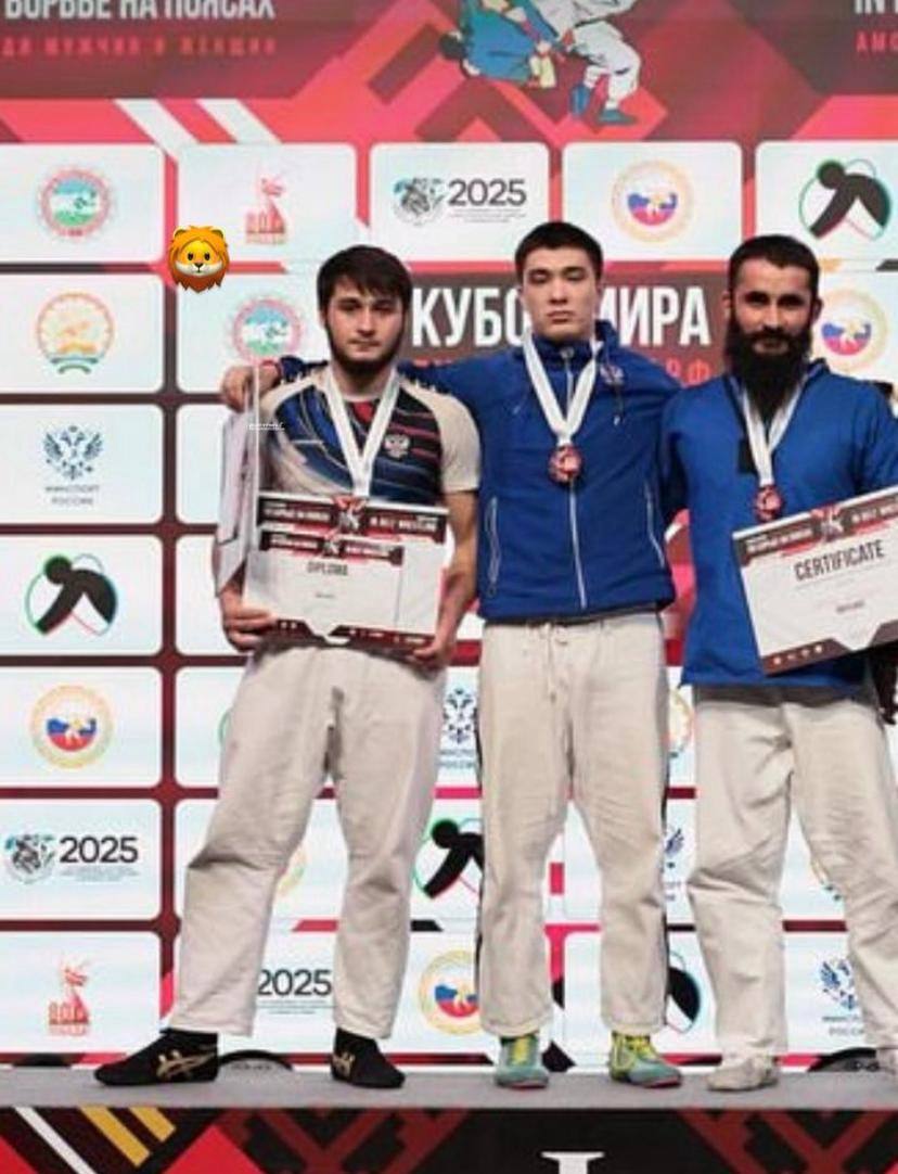 Студент КЧГУ Салим Семенов призер Кубка мира по борьбе на поясах посвящённого памяти первого президента Международной федерации борьбы на поясах Рифа Гайнанова Спортивное мероприятие проходит с 20 по 22 ноября в Республике Башкортостан Участие в мероприятии приняли более 200 сильнейших спортсменов из 20 стран мира Студент физико математического факультета КЧГУ Салим Семенов завоевал серебряную медаль в весовой категории 82 кг и стал мастером спорта Турнир прошел в соответствии с календарём IBWA и официальными спортивными планами России и Республики Башкортостан на 2025 год