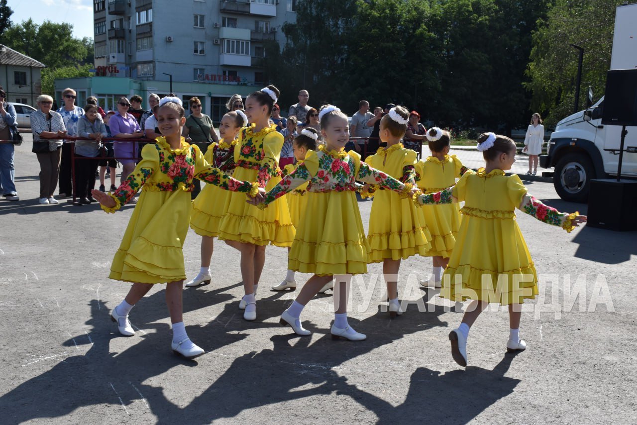В Кировске прошла детская развлекательная концертная программа «Поющее лето»   Концертная программа была представлена в Международный день защиты детей на главной площади Кировского городского округа. Взрослых и маленьких кировчан со сцены приветствовали юные артисты городского Дворца культуры и центра внешкольной работы «Синяя птица».    Вместе с артистами детвору приветствовали веселые ведущие: девочка Лера, Лето и неугомонная Дюдюка. Дружно они играли, смеялись, пели и танцевали. Детский смех и веселое настроение – лучшее, чем мог быть наполнен первый летний день.   Завершили праздник флешмобы от представителей молодежного движения Первых Кировской многопрофильной гимназии и средней школы №1, а яркие детские рисунки разноцветными мелками на асфальте еще раз утвердили – лето по праву принадлежит нашим детям.            Вконтакте       Одноклаcсники