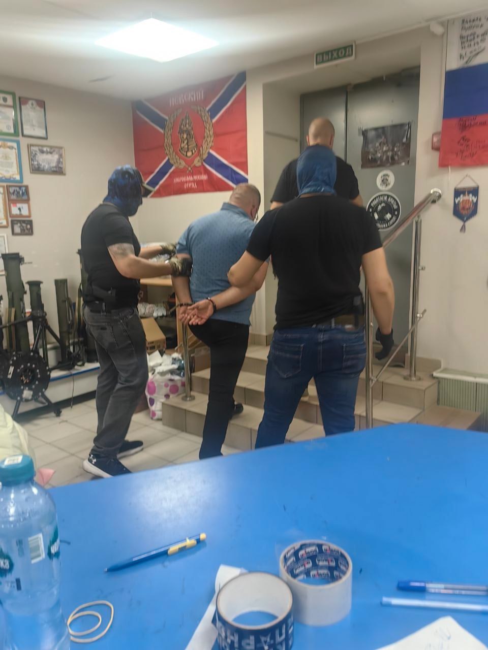 Лжесотрудник ФСБ арестован в Дубне за попытку обмануть благотворительный фонд В июле 2025 года к руководителю благотворительного фонда Батальон расположенного в Дубне оказывающего помощь военным участвующим в СВО обратился мужчина представившийся как действующий сотрудник ФСБ России Сообщив заведомо ложные сведения о нахождении ряда бойцов в плену он предложил организовать их эвакуацию за денежное вознаграждение в размере 500 тыс руб за каждого возвращенного В результате оперативно разыскных мероприятий следственным отделом ОМВД России по городскому округу Дубна возбуждено и расследуется уголовное дело по ч 3 ст 30 ч 3 ст 159 УК РФ Покушение на мошенничество в крупном размере Следствием также получены сведения о причастности злоумышленника к другим эпизодам мошеннических действий в том числе связанных с реализацией прав военнослужащих По моему заявлению не только было всё учтено но как я уже и писала филигранно отработано ФСБ по городскому округу Дубна Мошенник специализирующийся на близких и инвалидах СВО закрыт и ждёт справедливого наказания Как гражданин рада тому насколько оперативно среагировали на моё очередное заявление насколько слаженно отработали отметила президент благотворительного фонда Батальон Полина Васильева dubna tv