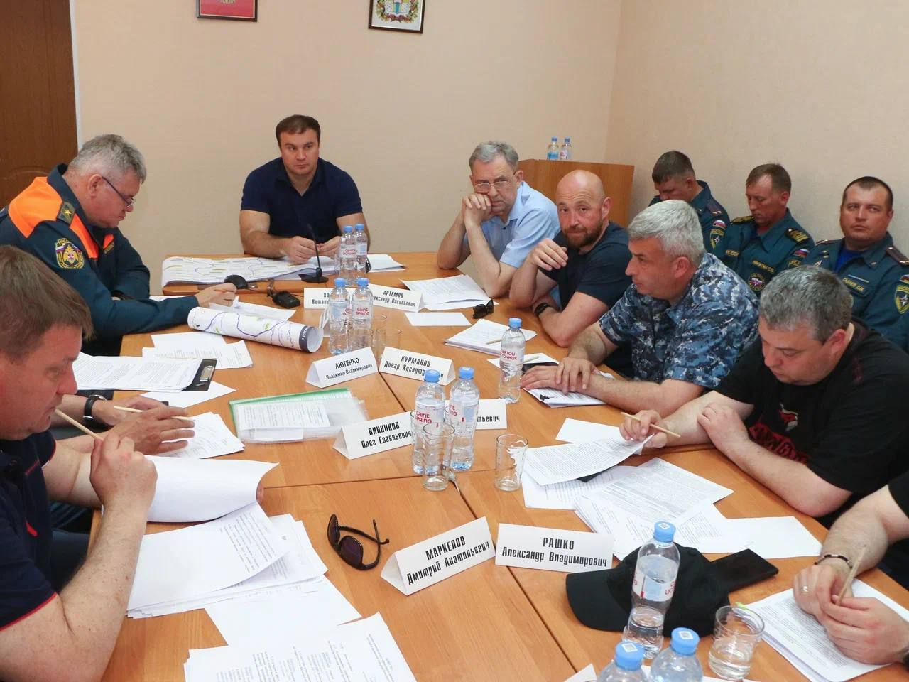 Провели в Усть-Ишиме заседание областной комиссии по предупреждению чрезвычайных ситуаций.   В этом году на севере области готовиться к паводку мы начали заранее. Гидрометеорологическая ситуация  остается стабильной, но это не повод расслабляться, пик паводка до конца еще не пройден и нужно быть во всеоружии. На территории работает аэромобильная группировка МЧС. На случай необходимости подготовлены пункты временного размещения.   Кроме того, заслушали доклад министра энергетики Владимира Юрьевиче Шнипко по подготовке района к новому отопительному сезону. Начали проектировать пять новых котельных. Ввод их в эксплуатацию позволит муниципалитету увеличить стабильность прохождения осенне-зимнего периода.   Также поручил региональному Минкульту начать подготовку к 800-летию деревни Ашеваны, которое будем отмечать в следующем году, когда Омск вступит в статус Культурной столицы России.   Поставил задачу исполняющему обязанности главы района Владимиру Владимировичу Лютенко чаще встречаться с жителями населенных пунктов.