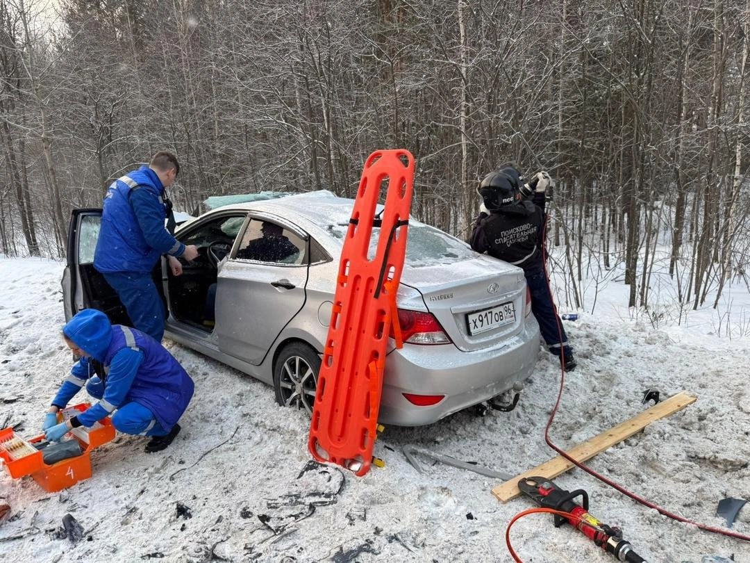 На Серовском тракте произошла страшная авария.  На 132-м километре столкнулись Peugeot Boxer и Hyundai Solaris, сообщает тагильский центр защиты населения.  Один человек погиб. Пятеро пострадали, их увезли в больницу.  Редакция   обратилась за комментарием в ГИБДД региона. Новость будет обновлена, когда мы получим ответ.