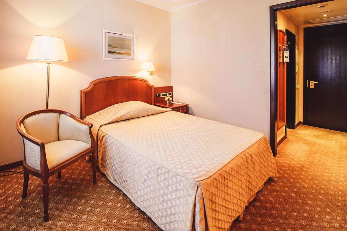 В России изменятся правила бронирования гостиниц Поправки вступят в силу 1 марта Так при отказе от брони до наступления дня заезда отели должны будут возвращать всю внесенную предоплату А если гость отменит бронирование в день заселения или просто не приедет гостиница вправе удержать плату но только за первые сутки Кроме того в договоре бронирования обязательно будут указывать площадь номера полный перечень услуг и их стоимость А все места пребывания вне государственного реестра и без присвоенных звезд будут удалены с сайтов агрегаторов