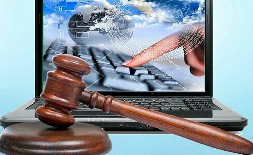 Концепция Цифровой суд разработана в Узбекистане для борьбы с коррупцией и обеспечения гражданам и бизнесу более быстрого и справедливого доступа к правосудию Президент Шавкат Мирзиёев ознакомился с проектом на презентации реформ судебной системы Согласно инициативе бесспорные дела предлагается передавать на рассмотрение административных органов что позволит ускорить процесс решения споров Также планируется внедрить экстерриториальное рассмотрение административных и экономических дел с использованием цифровых технологий Особое внимание уделяется кадровой политике В частности представлена идея создания Академии правосудия на базе Высшей школы судей а также пересмотра сроков назначения судей для укрепления доверия к судебной системе Кроме того предлагается ликвидировать ревизионные инстанции на региональном уровне и сосредоточить их в пяти региональных судах В областных судах будут действовать только апелляционные и кассационные инстанции Мирзиёев поддержал инициативы подписал указы и поручил обеспечить их качественную реализацию Подробнее на нашем сайте fergananews