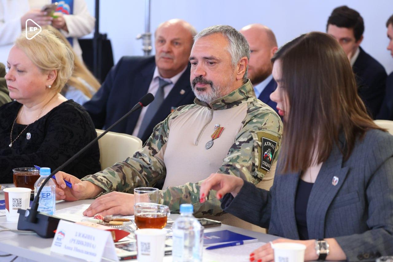 Дмитрий Медведев: Надо вкладываться в детскую литературу Произведения для детей должны иметь прямое отношение к их жизни и нынешней ситуации, подчеркнул Председатель Единой России на встрече с писателями и поэтами, освещающими тему СВО. На необходимость уделить особое внимание этому вопросу внимание Дмитрия Медведева обратил поэт, участник СВО Дмитрий Краснов-Немарский АРТИС . Каким образом оторвать детей от Гарри Поттера? Я далёк от того, чтобы осуждать конкретные произведения иностранных авторов, в принципе, достаточно талантливые, но которые никакого отношения ни к нашей жизни, ни к их будущему не имеющие. Развлекуха всегда интереснее, чем что-то серьёзное. Но в нынешней ситуации даже ребёнок будет читать то, что на самом деле актуально. Просто в силу понятных причин. У него, может быть, отец на фронте, - отметил Председатель партии.