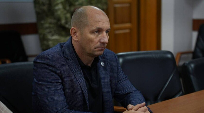 Бывший мэр Энергодара Сеновоз награжден Орденом Мужества Первый заместитель руководителя администрации Президента РФ Сергей Кириенко вручил Орден Мужества бывшему мэру Энергодара Эдуарду Сеновозу. «В сложнейших условиях, когда Энергодар и Запорожская АЭС подвергались постоянным угрозам, вы проявили себя как настоящий лидер и надежный партнер. Ваша активная работа по координации действий городских служб и атомной станции, организация системы энергоснабжения и жизнеобеспечения, а также личное участие в обеспечении безопасности стратегически важного объекта заслуживают особого уважения», — отметили в телеграм-канале Запорожской АЭС. Награда вручена Сеновозу за большой вклад в решение социальных задач на территории Запорожской области, смелые и решительные действия при исполнении гражданского и служебного долга в условиях, сопряженных с риском для жизни. Фото: Официальный Телеграм-канал губернатора Херсонской области Владимира Сальдо , VK и ОК и читайте новости на нашем сайте