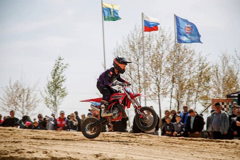 В Комсомольске-на-Амуре завершились чемпионат и первенство Дальневосточного федерального округа по мотокроссу. Приморскую столицу представили ученики муниципальной спортивной школы по техническим видам спорта. Никита Кондратьев стал чемпионом Дальнего Востока в классе 125. В первенстве ДФО Никита Павлов завоевал бронзовую медаль в классе 85. Третье место в классе 125 занял Даниил Кондратьев. Уже в эту субботу, 24 мая, спортсмены поборются за кубки и медали на чемпионате Приморского края по мотокроссу в Дальнегорске.