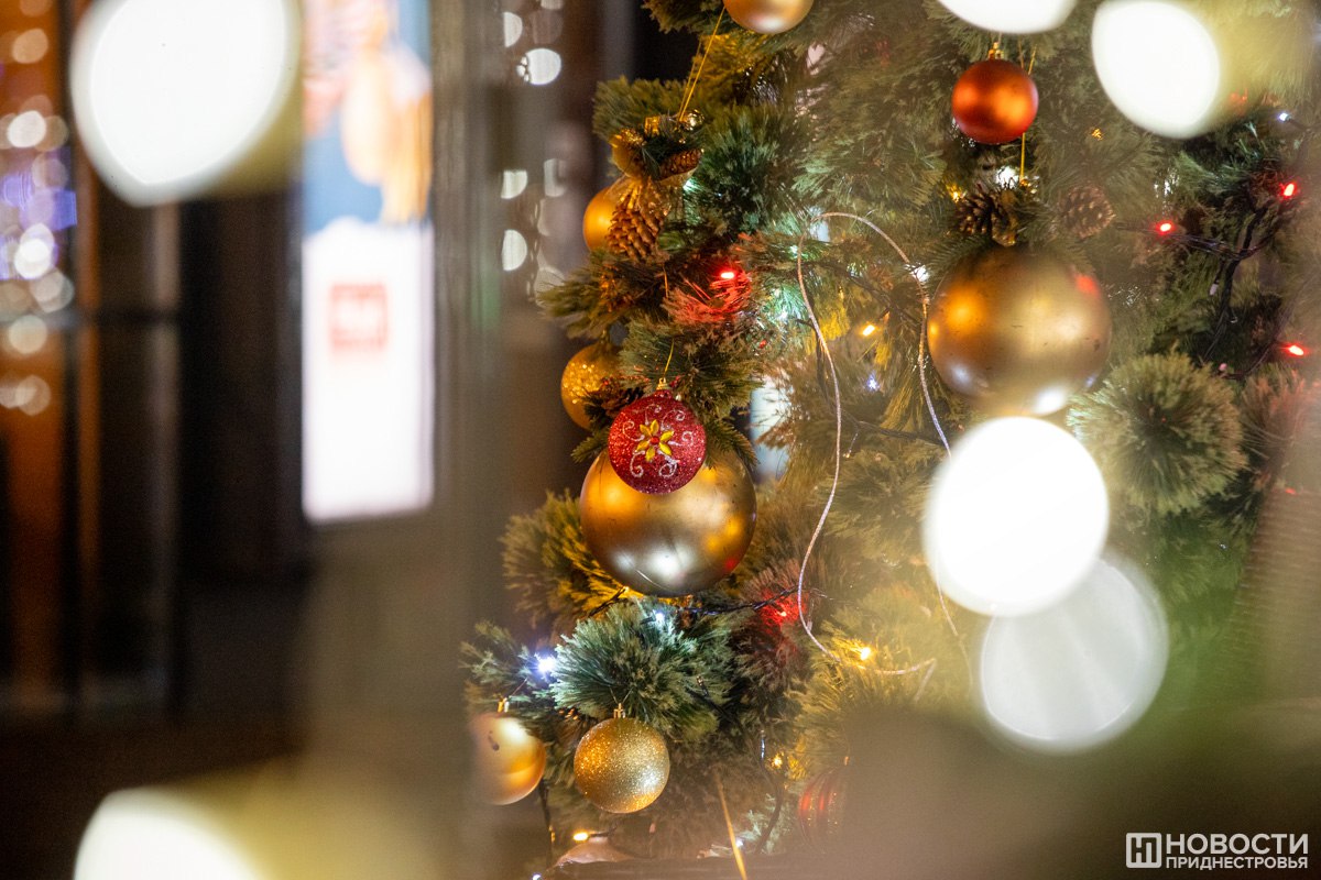 Мерцание гирлянд негативно влияет на зрение и способно вызвать приступ эпилепсии предупреждают исследователи Огоньки с частотой мигания более 3 х раз в секунду перегружают зрительную кору головного мозга И если у одних людей визуальный дискомфорт незначителен и быстро проходит то у других может разболеться голова Также частое мигание и высокий контраст огней вызывают сухость и жжение в глазах Эксперты советуют выбирать тёплый белый свет вместо холодного отключать на гирляндах режим мигания избегать контрастных огоньков Даже стабильные светодиоды мерцают с частотой 100 200 Гц глаз не видит но мозг устаёт Снимите вашу гирлянду на телефон в режиме замедленной съёмки если свет пульсирует он способен навредить