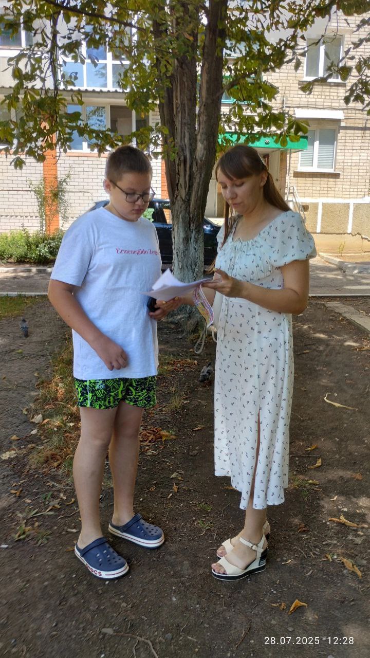 Родительский патруль Ровеньковских школ продолжает профилактическую работу по предупреждению ДТП.    Активисты - родители затронули важную тему - "Профилактика ДТП во дворах и на детских площадках". Они объяснили детям, что играть между автомобилей опасно, водитель в зеркала заднего вида может не увидит спрятавшегося за бампером. Было обращено внимание ребят на то, что нельзя выбегать на дороги во дворах из-за кустов, гаражей.   Во время патрулирования было также обращено внимание на правила передвижения детей и подростков на электросамокатах и других транспортных средствах. С подростками и родителями провели беседу о запрете управления мотоциклом без водительского удостоверения и шлема.    Родительский патруль подчеркнул, что соблюдение этих простых правил – это вклад каждого в общую безопасность на дорогах.