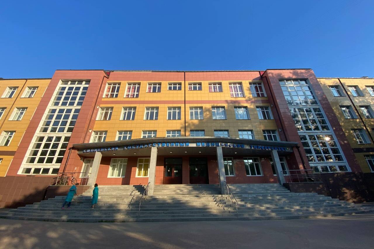 Суд огласил приговор коммерсанту за подкуп сотрудников смоленского вуза Смоленский предприниматель ответил перед судом за дачу взяток. Коррупционное преступление было выявлено и пресечено в 2024 году оперативниками регионального управления ФСБ. Как сообщает пресс-служба ведомства, коммерсант платил сотрудникам Смоленского государственного медицинского университета в обмен на заключение прямых договоров на поставку оборудования и товаров медицинского назначения по завышенным ценам. В общей сложности мужчина передал второй стороне 300 тысяч рублей. По материалам ФСБ сотрудники областного СУ СК возбудили в отношении бизнесмена уголовное дело. Недавно Промышленный районный суд Смоленска признал его виновным по части 4 статьи 291 УК РФ. В качестве наказания 42-летнему коммерсанту назначен штраф в размере 900 тысяч рублей, эти деньги будут направлены в доход государства.