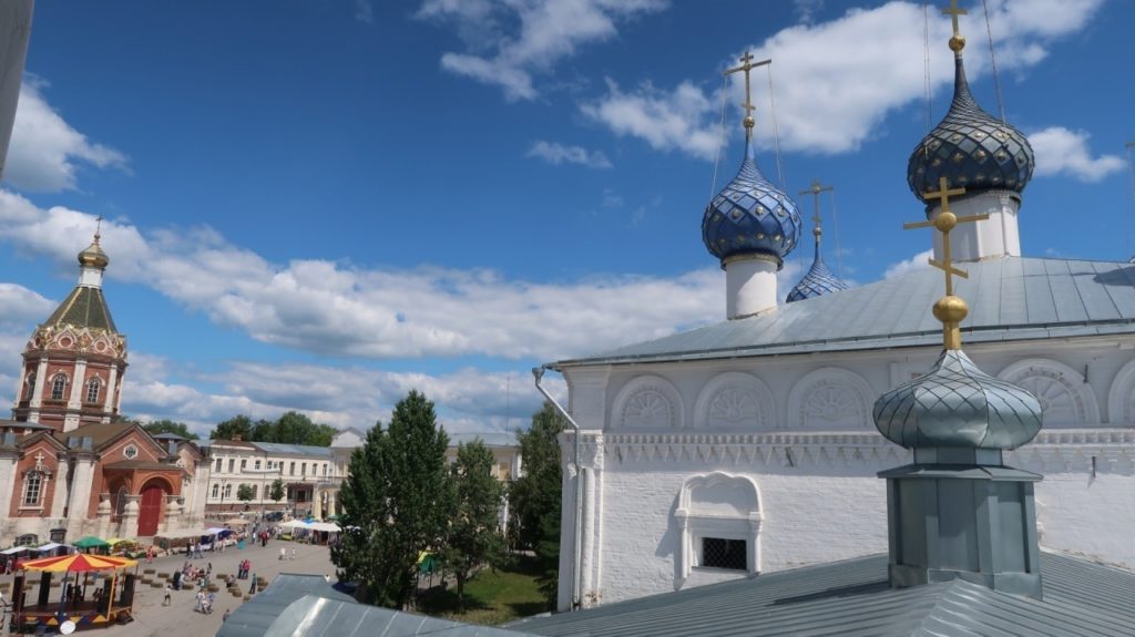 Город Касимов участвует в национальной премии Russian Traveler Awards 2025 Город Касимов выдвинут на национальную премию Russian Traveler Awards 2025 направленную на повышение туристической привлекательности регионов и сохранение уникальных традиций обычаев и ремесел разных регионов Информирует об этом региональный комитет инвестиций и туризма Национальная туристическая премия это ежегодное онлайн голосование которое организовано журналом Russian Traveler в соответствии с задачами нацпроекта Туризм и гостеприимство Главная цель развитие внутреннего туризма и продвижение лучших туристических возможностей От Рязанской области в этом году на онлайн голосование представлен Касимов Он участвует в номинации Экскурсионный туристический маршрут с проектом Касимов город двух культур Победители премии будут объявлены в ноябре 2025 года Принять участие в голосовании можно на сайте awards rtraveler ru Фото Людмилы Ивановой
