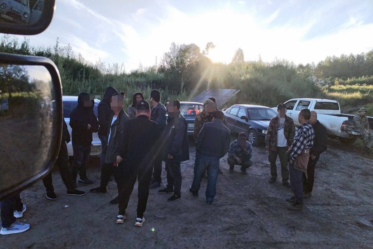 На добыче золота в Мазановском округе поймали 15 мигрантов-нелегалов  Установлено, что на одном из участков местности в округе компания допустила к работе зарубежных граждан, у которых не было документов не только на добычу золота, но и на пребывание в России.  По информации прокуратуры Амурской области, все 15 человек подлежат выдворению из Российской Федерации. Кроме того, золотодобывающее предприятие ждет проверка.