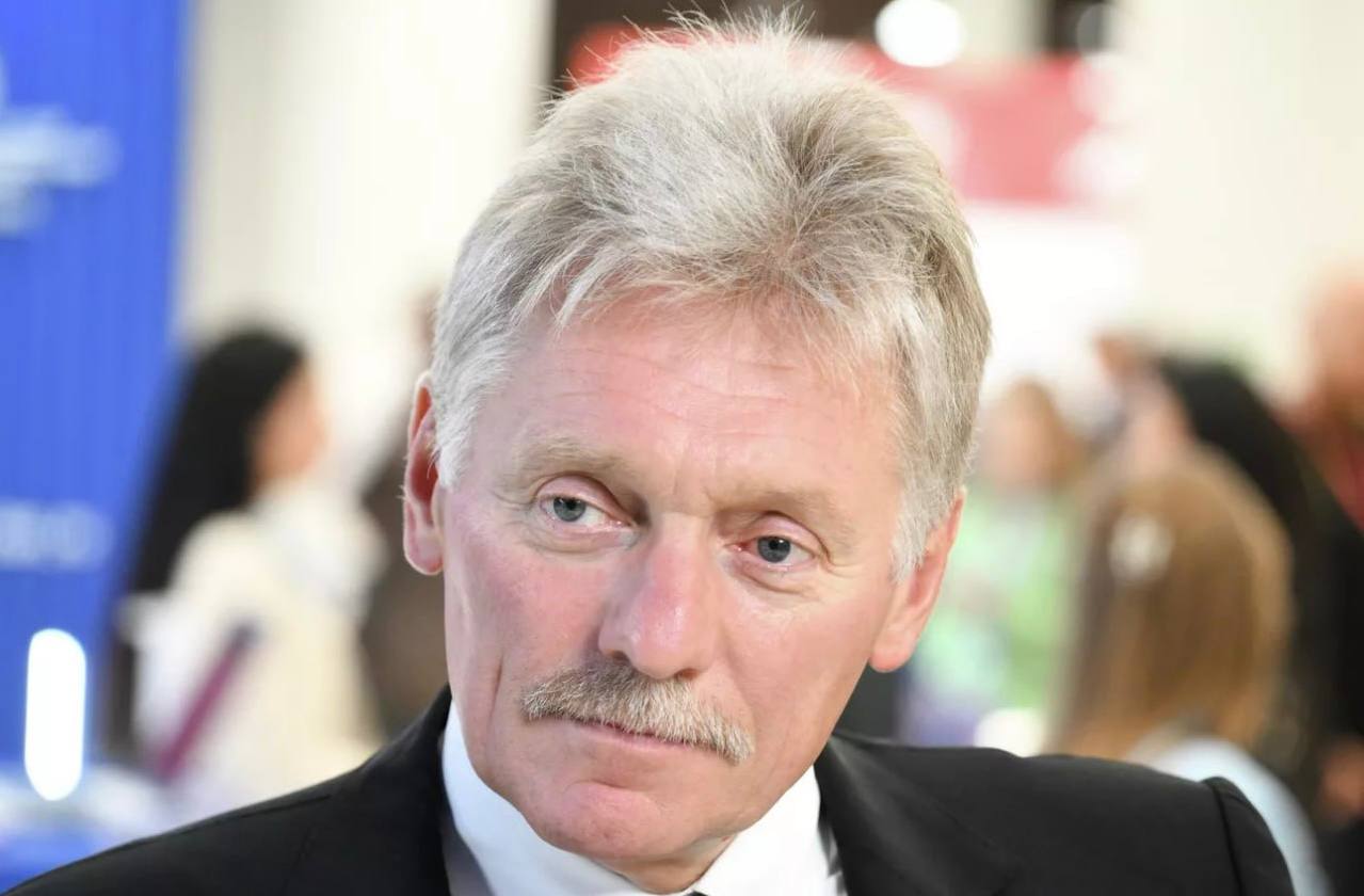 Дмитрий Песков признался что ему много раз звонили мошенники Но как то пока никто скажем так не преуспел уточнил официальный представитель Кремля в интервью записанном на ВЭФ Он добавил что у родственников бывали ситуации прямо на грани чудом абсолютно удалось их предостеречь