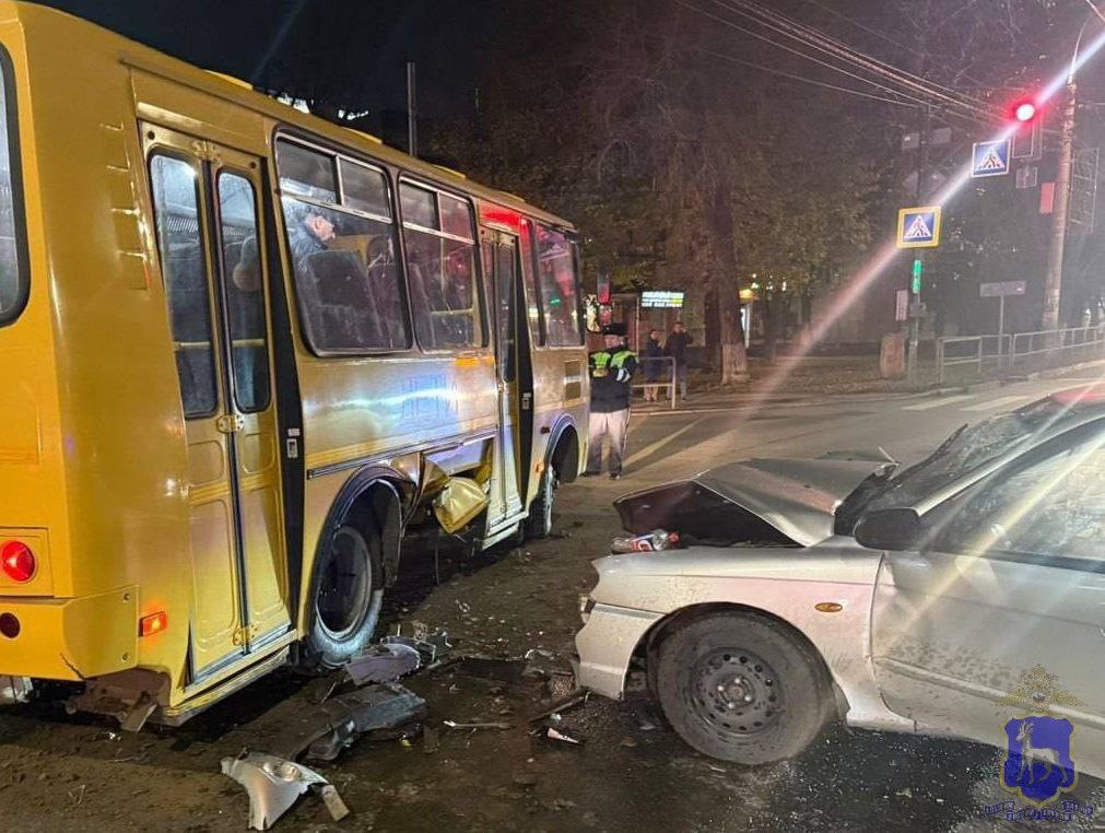 8 человек пострадали в аварии на проспекте Кирова в Самаре Легковой автомобиль врезался в автобус с детьми ДТП случилось около полутора часов назад Среди пострадавших четверо детей и один взрослый из автобуса а также три человека из легкового авто Обстоятельства аварии выясняются сообщили в ГУ МВД России по Самарской области Подписывайтесь на Самара 450 в MAX