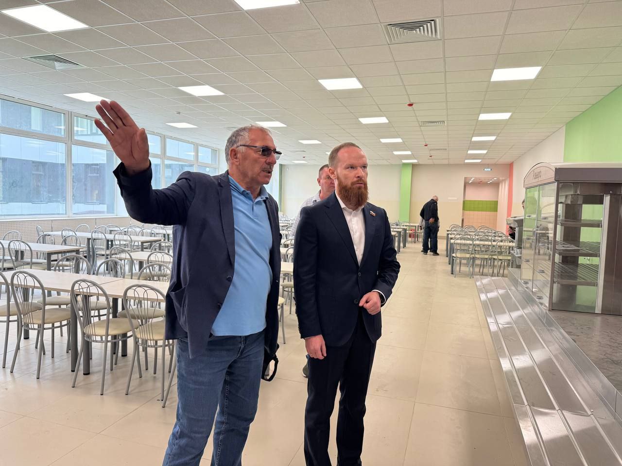 Новая школа на 550 мест откроется в ЖК «Лесобережный»    Заместитель руководителя фракции «Единая Россия» в местном Совете депутатов Артур Бадретдинов посетил школу в рамках акции «Родительская приёмка».   Народный избранник осмотрел учебные классы и кабинеты специалистов, спортивный и актовый залы, медицинский пункт, пищеблок.   «Очень хороший проект. Много мягкой мебели. Понравился актовый зал, достаточно большой, много оборудования, даже диско-шар есть. Также хочу отметить пищеблок, в котором будет осуществляться полный цикл готовки», - прокомментировал депутат.    Новый корпус гимназии рассчитан на 550 мест. Сейчас продолжается приём детей на предстоящий учебный год. Параллельно рабочие вносят финальные штрихи: убирают, докрашивают, расставляют мебель.   «Строительная часть полностью завершена. На 100% готовы тепловая система, вентиляционная, кондиционирование, электроосвещение, наружное благоустройство, малые архитектурные формы», - отметил директор управления перспективного строительства АО «Крокус» Магомед Магомедрагимов.   Строителям Артур Бадретдинов выразил особую благодарность за труд и самоотдачу. В преддверии профессионального праздника — Дня строителя — от местного отделения «Единой России» мастерам вручили подарки.