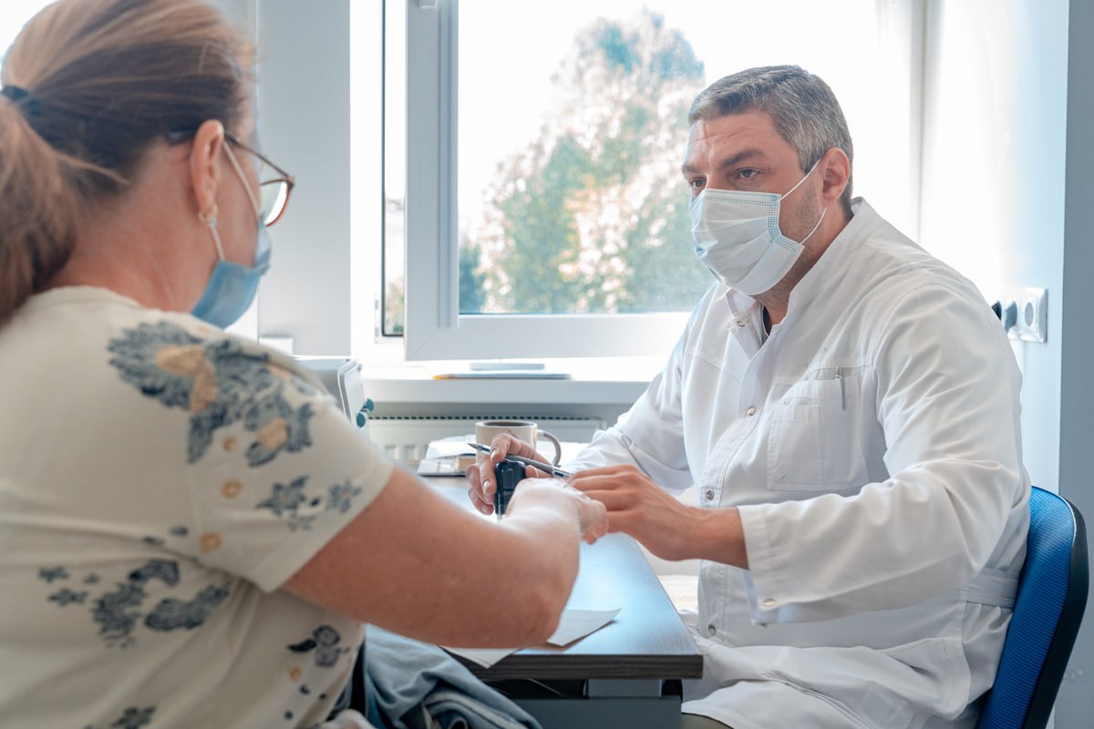 Узнай что у тебя внутри Во всех поликлиниках Кубани 8 ноября пройдет массовая профилактическая акция Краевой День здоровья Для местных жителей это возможность бесплатно и без записи пройти медосмотр и получить консультации узких специалистов сообщил ы соцсетях исполняющий обязанности министра здравоохранения Краснодарского края Евгений Филиппов По словам чиновника участники акции могут получить консультации врачей кардиолога невролога офтальмолога и др диагностические обследования ЭКГ УЗИ флюорография проверка органов репродуктивной системы оценка рисков вакцинация от сезонных вирусов советы по профилактике хронических заболеваний