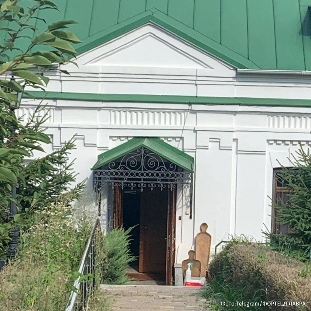Сотрудники музея Киево Печерской лавры вынесли на улицу раки с мощами святых Об этом сообщили в Союзе православных журналистов Сотрудники музея Киево Печерская лавра выносят раки преподобных отцов наших Печерских и проводят с ними какие то манипуляции Мощи святых к которым с огромным благоговением непосредственно позволялось прикоснуться верующим лишь в некоторых случаях говорится в сообщении По данным украинских СМИ руководство заповедника Киево Печерская лавра намерено дерусифицировать росписи главного храма лавры Успенского собора Уточняется что над этим будет работать как профессиональный отдел реставрации так и внешние мастера Подписаться на РЕН ТВ МАХ Отправить новость