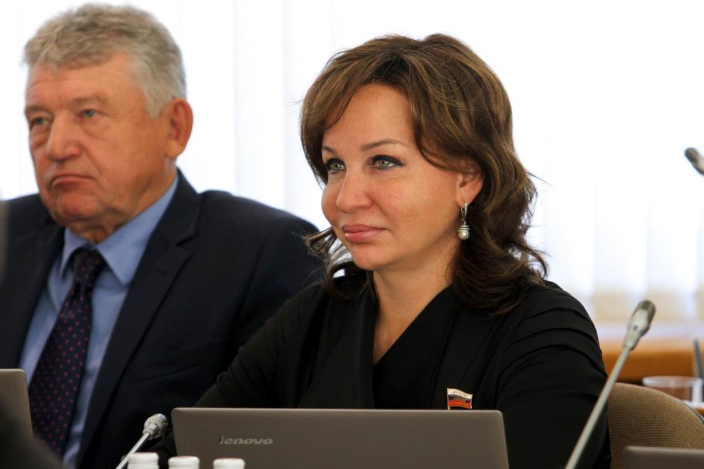 Московский суд отправил в СИЗО самого богатого депутата Вологодчины Ирину Ясакову она обвиняется в мошенничестве на 786 млн рублей Таганский суд арестовал бывшего депутата Вологодчины Ирину Ясакову Она проходит по статье о мошенничестве в крупном размере полная информация о деле закрыта на сайте суда Разбирательство связано с банкротством Оборонстроя в 2021 году сообщают СМИ В 2018 году ее признали самым богатым депутатом Вологодчины Ясакова возглавляла ряд подведомственных Минобороны РФ стройкомпаний Оборонстрой Оборонэнерго Оборонэкспертиза и Оборонстройпроект Кроме того она имела недвижимость в столице на сумму свыше 120 млн рублей которую суд забрал для погашения задолженности перед кредиторами после банкротства банка Северный кредит Подписывайся на Голос страны в МАХ