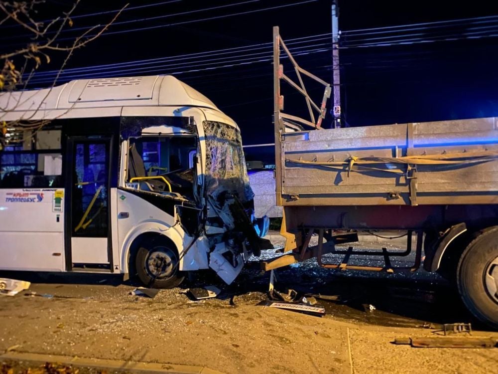 Два человека пострадали в ДТП с пассажирским автобусом в Симферополе ⁠ Вечером 6 декабря водитель автобуса ПАЗ, двигавшегося по маршруту № 7 «Ак-Мечеть — улица 51-й Армии», наехал на припаркованный автомобиль «Рено Магнум» с полуприцепом, водитель которого выгружал товар, сообщили в пресс-службе прокуратуры Крыма.  В результате дорожно-транспортного происшествия  пострадал водитель автобуса.  Одному пассажиру общественного транспорта оказана медицинская помощь на месте....  Подробнее>>>