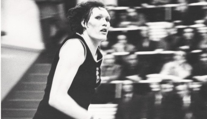 Двукратная олимпийская чемпионка по баскетболу в составе сборной СССР Ульяна Семенова скончалась на 74 м году жизни Об этом сообщила пресс служба Латвийской баскетбольной ассоциации Мы выражаем глубочайшие соболезнования семье и всем кто знал уважал и любил Ульяну говорится в сообщении Семенова была двукратной олимпийской чемпионкой 1976 1980 трехкратной чемпионкой мира 1971 1975 1983 и десятикратной чемпионкой Европы одиннадцатикратной обладательницей Кубка европейских чемпионок женской Евролиги в составе рижского клуба ТТТ Семенова также членом Зала славы FIBA с 2007 года и Зала славы баскетбола с 1993 Семенова является самой титулованной советской баскетболисткой С ростом в 210 см она была самой высокой баскетболисткой в истории Латвийская баскетбольная ассоциация Подписаться на РБК Спорт