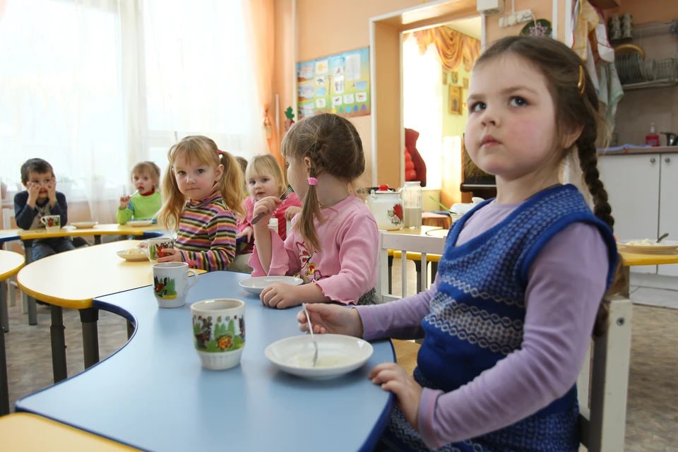 В Челябинске детсадовцев кормили мясом, из которого запрещено готовить блюда для детей  В три челябинских детских сада привезли мясо, не отвечающее нормам. Это произошло еще в прошлом сентябре, но обнаружилось только теперь, во время проверки данных.  Как расскаазали в Уральском управлении Россельхознадзора, крупнокусковой полуфабрикат из замороженной говядины изготовили в прошлом январе. Срок годности мяса – год. При этом техрегламент запрещает готовить для детей блюда из замороженного мяса со сроком годности больше полугода.  Ведомство отправило поставщику предупреждение о недопустимости нарушений. Заведующих садиками оповестили о запрещенном мясе. Но с сентября прошло много времени, замороженные полуфабрикаты успели израсходовать на кухнях.