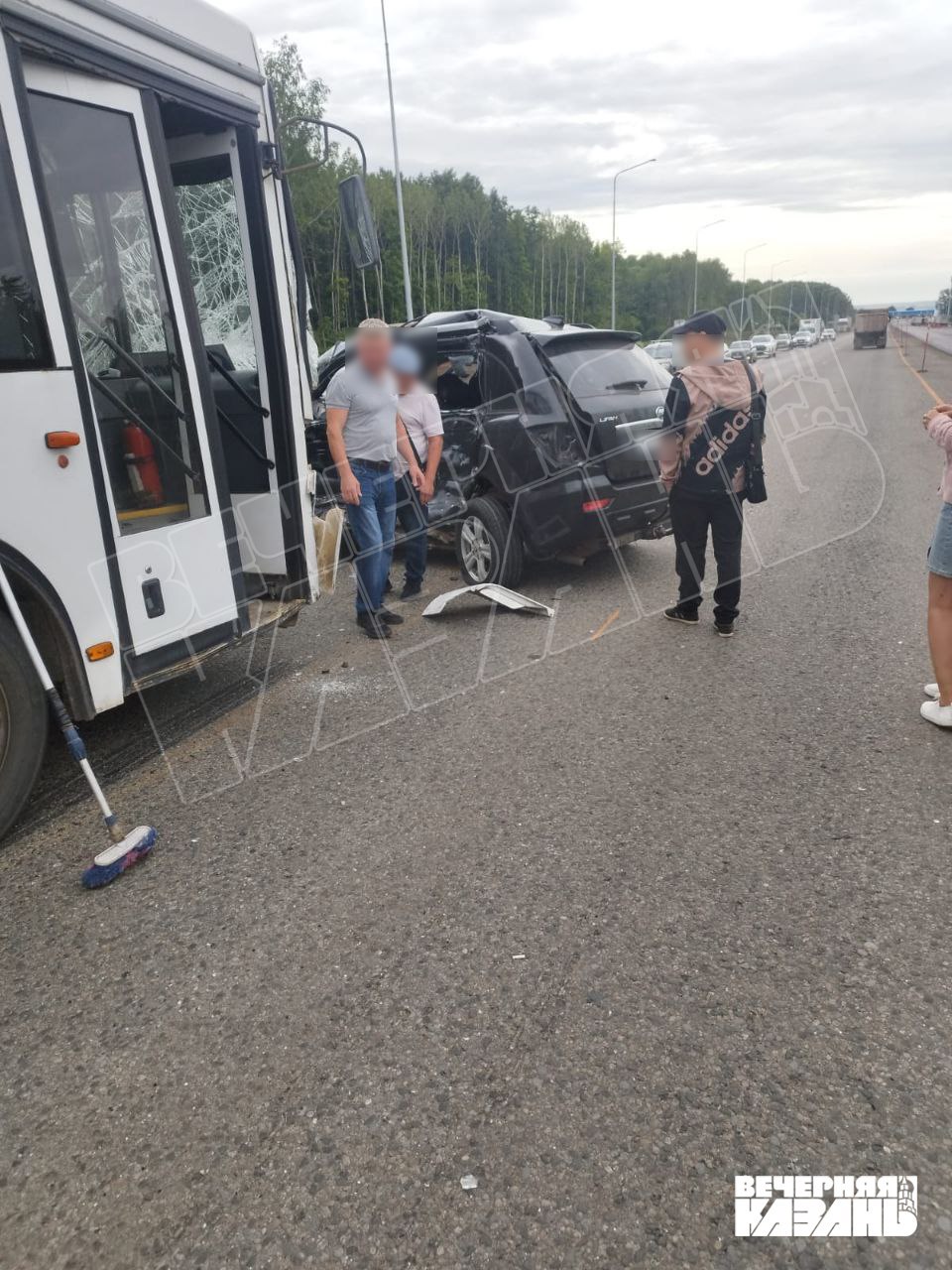 Жуткая авария с автобусом на трассе М7 в Татарстане По словам очевидцев, в сторону Мензелинска столкнулись Lifan и пассажирский транспорт — водитель легковушки, предварительно, погиб. На месте работают автоинспекторы. Обстоятельства аварии выясняются. Подписаться на «Вечерку»