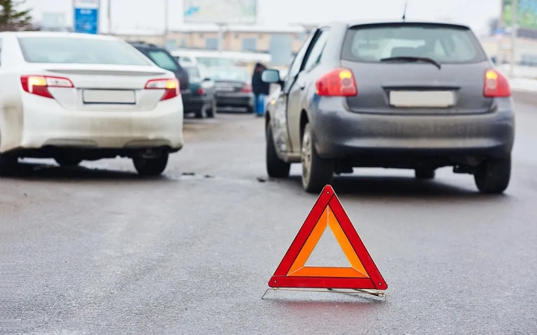 Аварийный бизнес накрылся Супружеская пара из Приморья решила что автостраховка это их личный источник дохода С апреля 2021 по август 2024 года семейная пара устроила серию постановочных ДТП целых 27 аварий Схема проста столкновение оформление документов а затем подача заведомо ложных данных в страховую компанию Итог более четырёх миллионов рублей ущерба для страховых фирм Дело с утверждённым прокурором обвинительным заключением передано в суд обвиняемым грозит до десяти лет лишения свободы Фото Dmitry Kalinovsky Shutterstock FOTODOM Подписаться на Telegram  Подписаться в MAX  Читайте нас на сайте