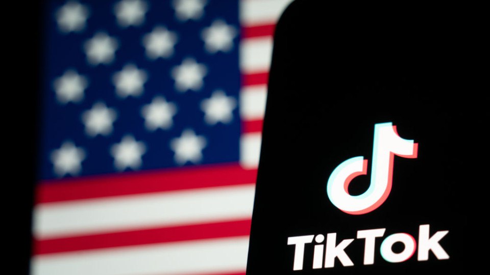 Reuters Белый дом запустил официальный аккаунт в социальной сети TikTok Первой публикацией стал 27 секундный видеоролик посвященный достижениям президента США Дональда Трампа В нем американский лидер произнес фразу Каждый день я просыпаюсь полный решимости обеспечить лучшую жизнь людям по всей стране Я ваш голос Подпись к ролику звучала так Америка мы вернулись Как дела TikTok cbctvaz