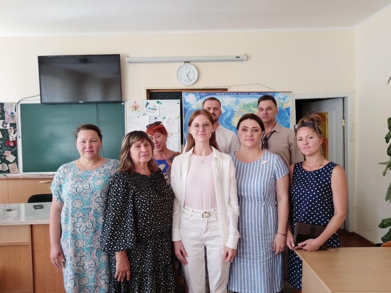 ХТУ готовится к запуску инженерных классов в школах Херсонской области В День знаний одиннадцать школ региона присоединятся к масштабному государственному проекту по открытию инженерных классов Одним из участников программы стала Скадовская школа 3 где сделали ставку на химические технологии Руководство школы и педагогический коллектив уверены в своих силах и готовы к подготовке будущих инженеров Высокий уровень преподавания и современное оборудование школьных лабораторий создают благоприятные условия для реализации проекта Накануне нового учебного года делегация Херсонского технического университета посетила школу 3 Директор Евгения Васильевна Пивненко провела экскурсию показав кабинеты и лаборатории Представители университета пообщались с учителями узнали об истории школы работе спортивных секций и кружков Особое впечатление произвел кабинет труда где благодаря Юрию Николаевичу Сироте собрана впечатляющая коллекция поделок учеников Экспонаты созданные руками школьников могли бы украсить выставки юных изобретателей Сотрудничество университета и школ важный шаг в формировании научного и технологического потенциала Херсонской области Инженерные классы призваны обеспечить регион квалифицированными кадрами и способствовать развитию инновационной промышленности ИК ХТУ Образование
