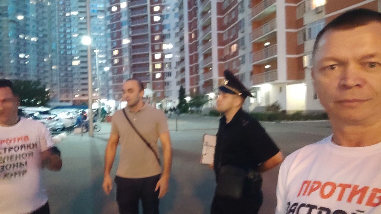 В Краснодаре полиция задержала депутата городской думы Александра Сафронова и Виталия Черкасова, собиравших подписи против застройки набережной в Юбилейном микрорайоне.  Сбор подписей был прерван сотрудниками полиции.  Ваши видео высылайте нам в бот     Подпишись поделись      Прислать  видео новость