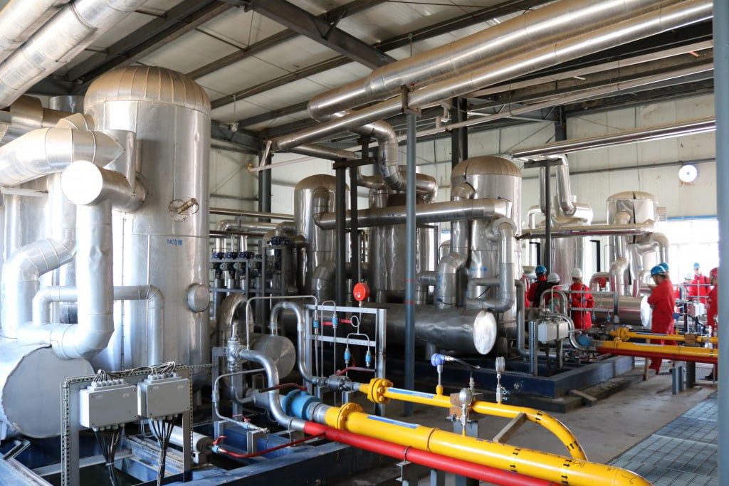 Производство криогенного оборудования для СПГ запустили в Ленинградской области Компания Русский бойлер запустила во Всеволожском районе Ленобласти промышленное производство криогенного емкостного оборудования Оно предназначено для хранения транспортировки и перелива сжиженного природного газа СПГ и технических газов азота аргона и кислорода Проект реализован при поддержке Фонда развития промышленности ФРП сообщили в пресс службе фонда  Производственная мощность предприятия составит до 240 емкостей в год Общий объем инвестиций в проект 182 млн руб из которых 145 млн руб предоставил федеральный ФРП по программе Комплектующие изделия Криогенное хранение газа позволяет существенно сократить его объем в сжиженном состоянии СПГ занимает примерно в 600 раз меньше места отметили в фонде Такие системы работают при относительно низком давлении что повышает безопасность и эффективность хранения Криогенмаш Telegram Max