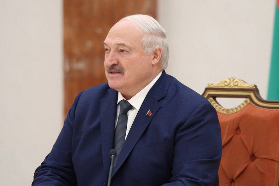 Лукашенко заморозил цены в Белоруссии На совещании с правительством он категорически заявил С 6 го числа запрещается всякий рост цен За пре ща ет ся Чтобы за сутки не накрутили цены Президент пообещал что полки магазинов останутся полными а термин социально важные товары отменяется теперь все продукты одинаково важны   Подпишитесь на Абзац TG VK Дзен MAX Rutube