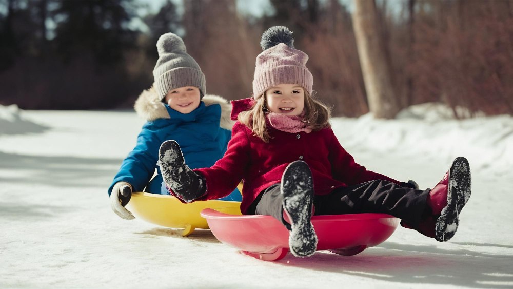 Минздрав призывает соблюдать ряд правил для безопасного катания на горках Снегопад принес в Беларусь не только радость зимних развлечений но и опасные травмы после неудачных катаний на санках или тюбингах Для безопасного катания соблюдайте ряд правил   кататься на тюбинге нужно на специальной трассе с выделенными полосами и где все катаются строго по очереди   ватрушка должна быть не до конца накачанная   на тюбинге может сидеть только один человек держась за ручки   деревья столбы речка трамплины заборы проезжая часть эти препятствия приводят к травмам   правильная горка это расчищенный снежный склон   трамплины сцепки санок и ватрушек привязка к авто опасны   родители малышей выбирайте ту горку которая не очень крутая и где нет детей старшего возраста   родители малышей если на горке толпа увидите ребенка на другую горку Сайт TikTok VK Instagram YouTube ОК Стикерпак ВВ Чат бот