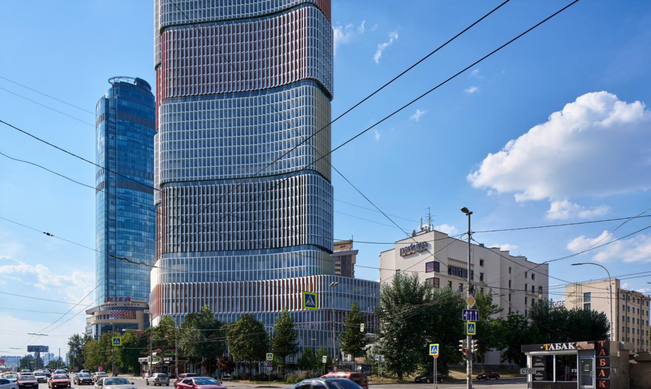 В Екатеринбурге вновь начали строить небоскреб Opera Tower Проект прошел общественные слушания и получил одобрение от городской администрации сообщает ЕАН На участке за Оперным театром планируется возвести 45 этажный отель и 12 этажную гостиницу Большой Урал Строительство Opera Tower началось в 2013 году но было приостановлено после заливки фундамента Завершить строительство планируется к 2031 году Подписаться на КП Екатеринбург