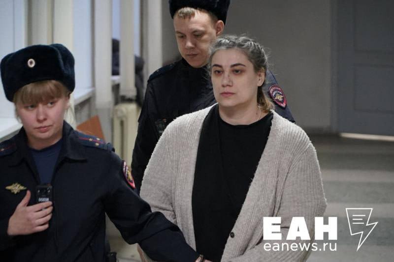 Сегодня в Свердловском областном суде огласят приговор по делу Вероники Наумовой, обвиняемой в убийстве 6-летнего Далера Бобиева. Что известно об этом деле на сегодняшний день: Далер Бобиев пропал 26 июня 2023 года, а его тело было найдено в гараже опекунши, спрятанное в сумке; Следователи подозревают, что действия Наумовой были продиктованы национальной ненавистью; Женщина истязала маленького ребенка в течение двух с половиной лет, совершив в общей сложности более 60 преступлений; К издевательствам Наумова привлекала и своего племянника Даниила Егольникова. Он по ее приказам причинял Далеру психическую и физическую боль Для Наумовой прокурор требует 25 лет колонии общего режима. Сегодня суд также рассмотрит дело ее племянника Даниила Егольникова. Ранее за бездействие были осуждены заведующая детсадом и работница опеки. В сентябре 2024 года к 5 годам колонии общего режима приговорили Александра Наумова, мужа опекунши. Наумов – воевал на СВО, однако был отозван из армии. Суд признал его виновным в истязаниях мальчика.
